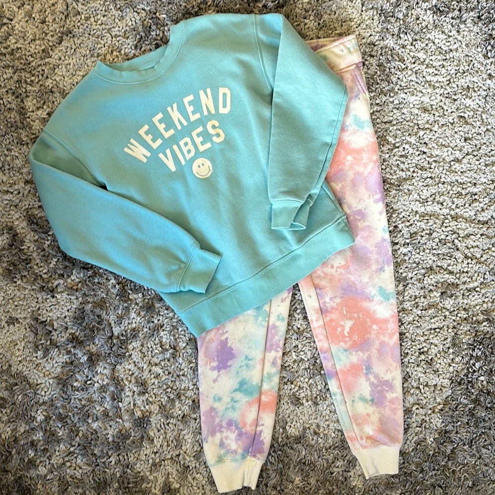 Girl’s sweatshirt and pants bundle
